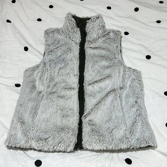 Weatherproof Women’s Green Faux Fur Reversible Vest - Picture 4 of 6